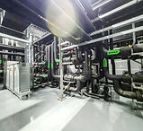 Múltiples armarios PLC instalados en diversos sectores, como HVAC, petróleo y gas, y energías renovables, lo que demuestra su versatilidad industrial.