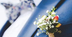 Dress med boutonniere