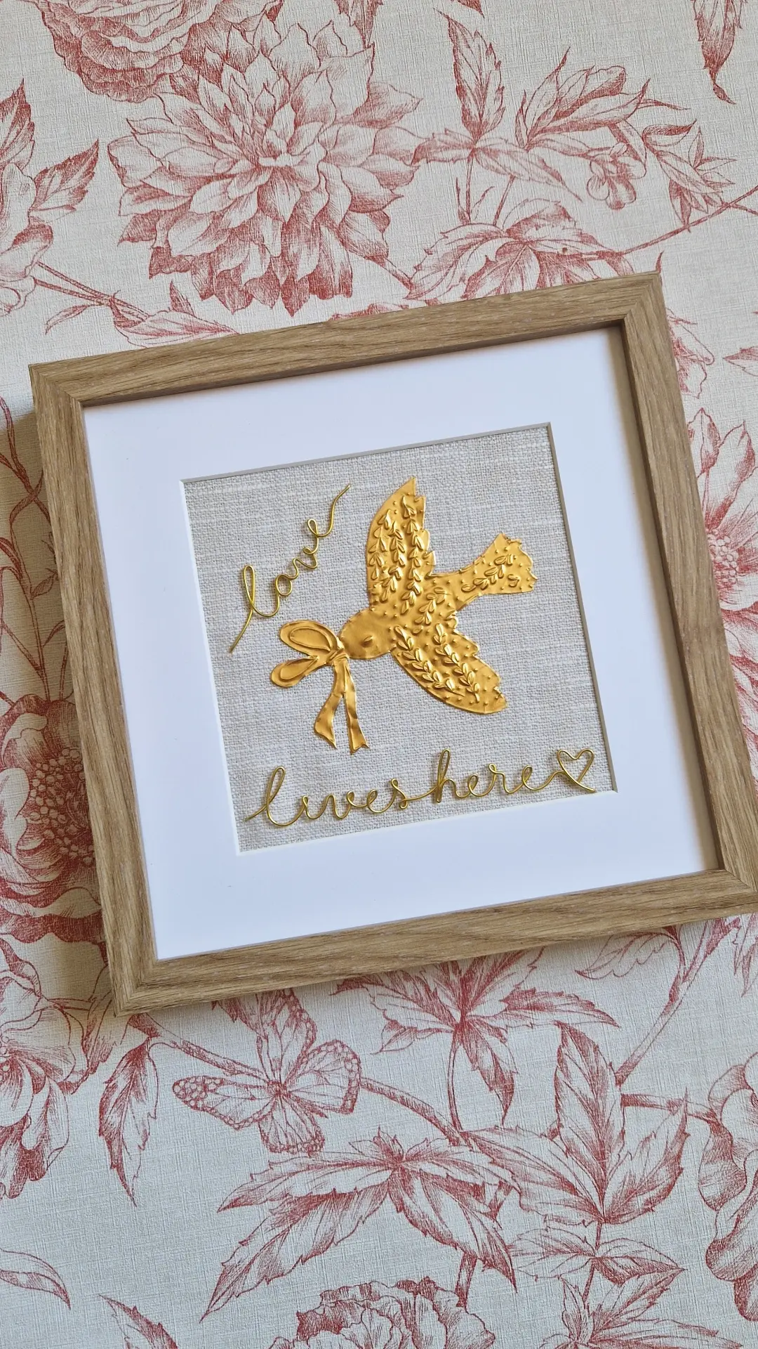 Cadre bois carré "love lives here" 22x22cm