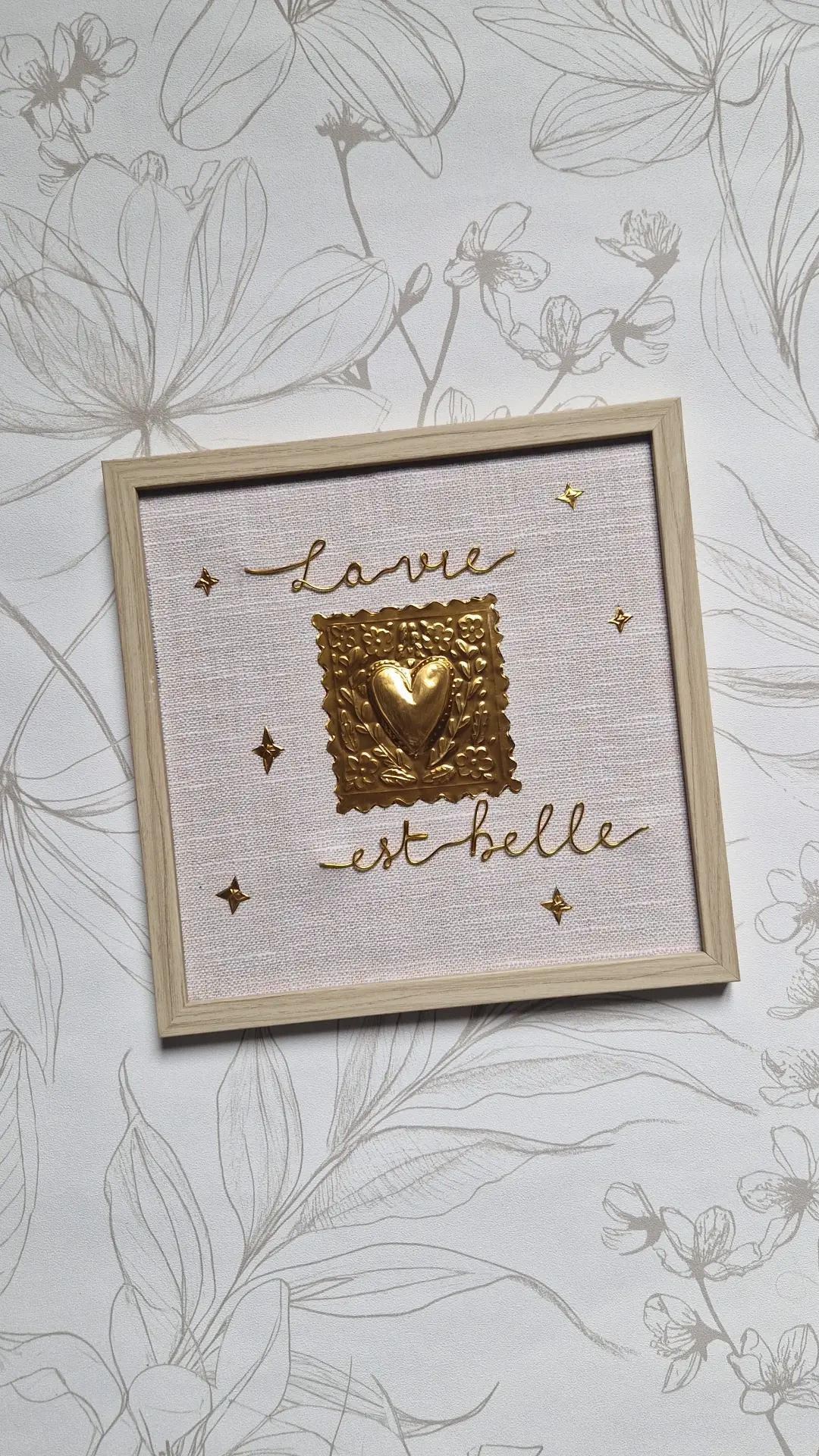 Cadre carré bois clair "Timbre cœur/La vie est belle" 22x22cm