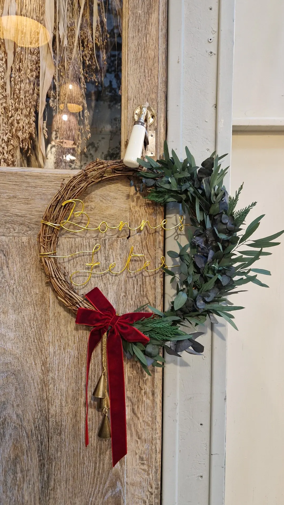 Couronne de Noël fines branches "Bonnes fêtes" 3 cloches 30cm