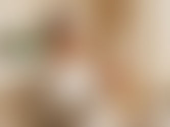 Frau Blickt zufrieden in Handspiegel