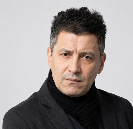 Portrait d’homme sérieux en tenue sombre.png