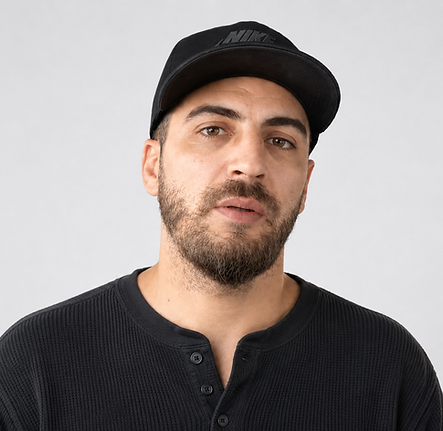 Portrait studio d’un homme barbu en casquette Nike.png