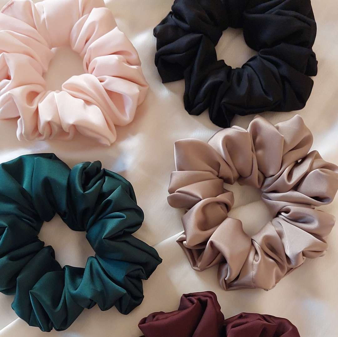 Lot de 12 chouchous XL en satin de soie – Couleurs surprise