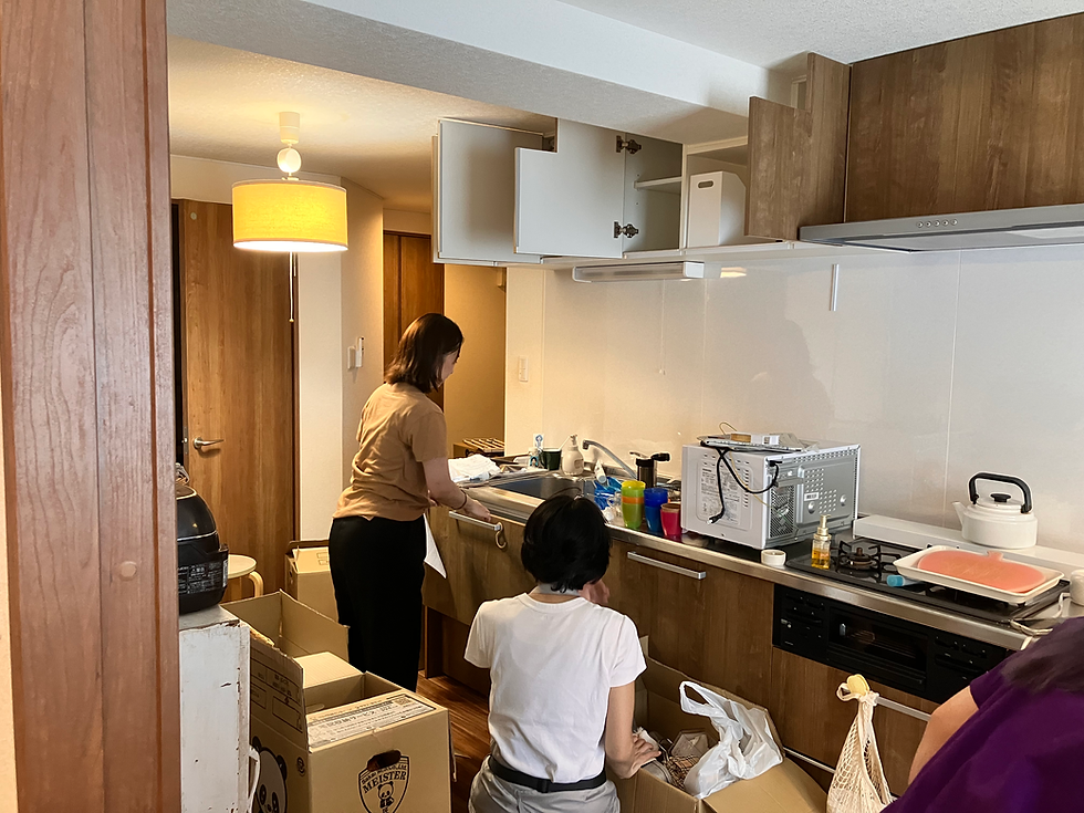 【キッチンを片付ける様子】