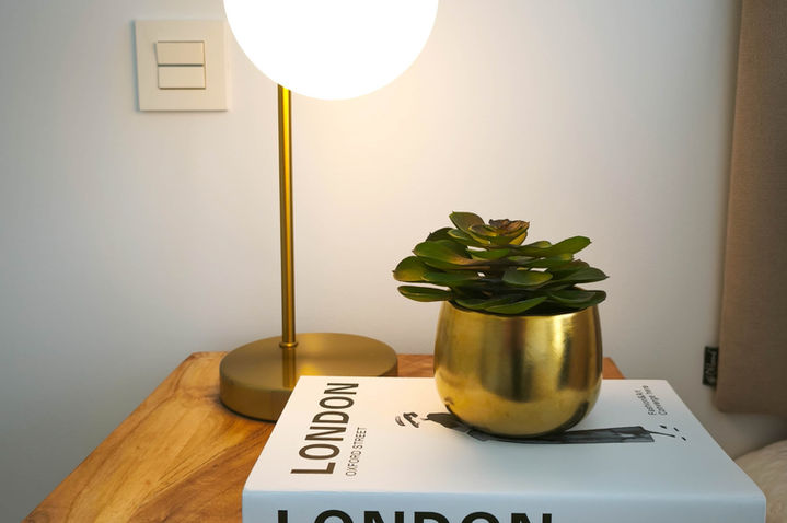 Detalle de iluminación decorativa en dormitorio de ático en Madrid, proyecto de Albizuri Home Staging, S.L.