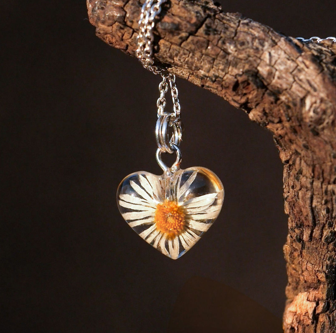 Náhrdelník malé srdiečko s kvetom sedmokrásky