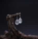 Náušnice slzičky s bielymi vlasmi v živici doplnené komponentmi z chirurgickej ocele.