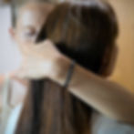 Šperk na želanie z vlasov, náramok na modelke v realite.