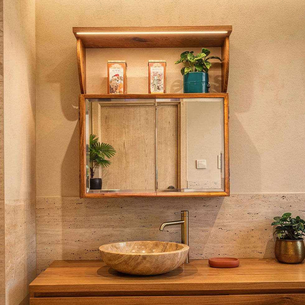 Detailný pohľad do modernej, organickej kúpeľne, zameraný na umývadlovú zostavu. Na masívnej orechovej kúpeľňovej doske