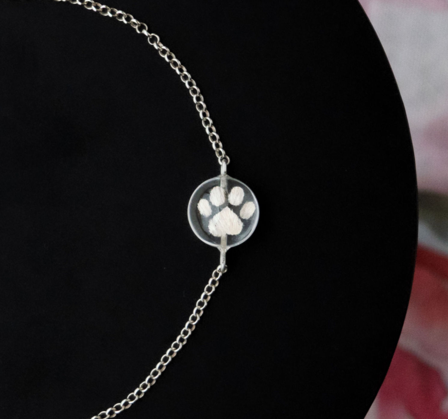 Šperk na želanie zo srsti – náramok s vypuklým polkolečkom a motívom labky