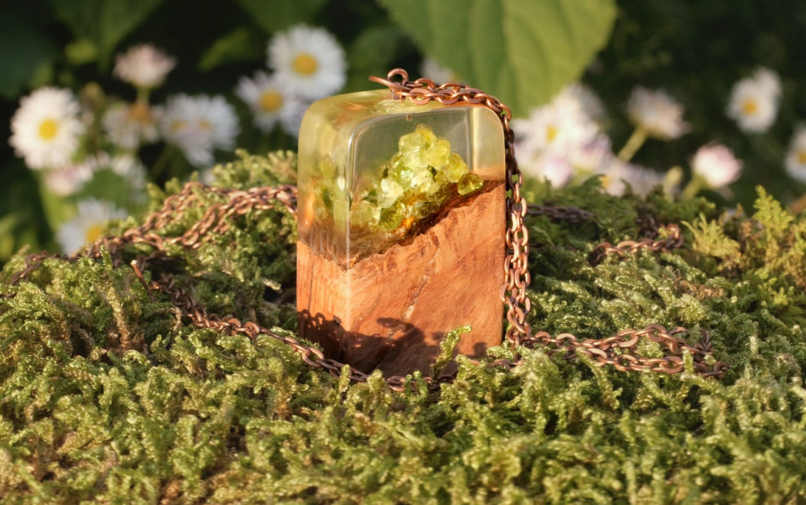 Náhrdelník z polodrahokamov olivínov a olivového dreva