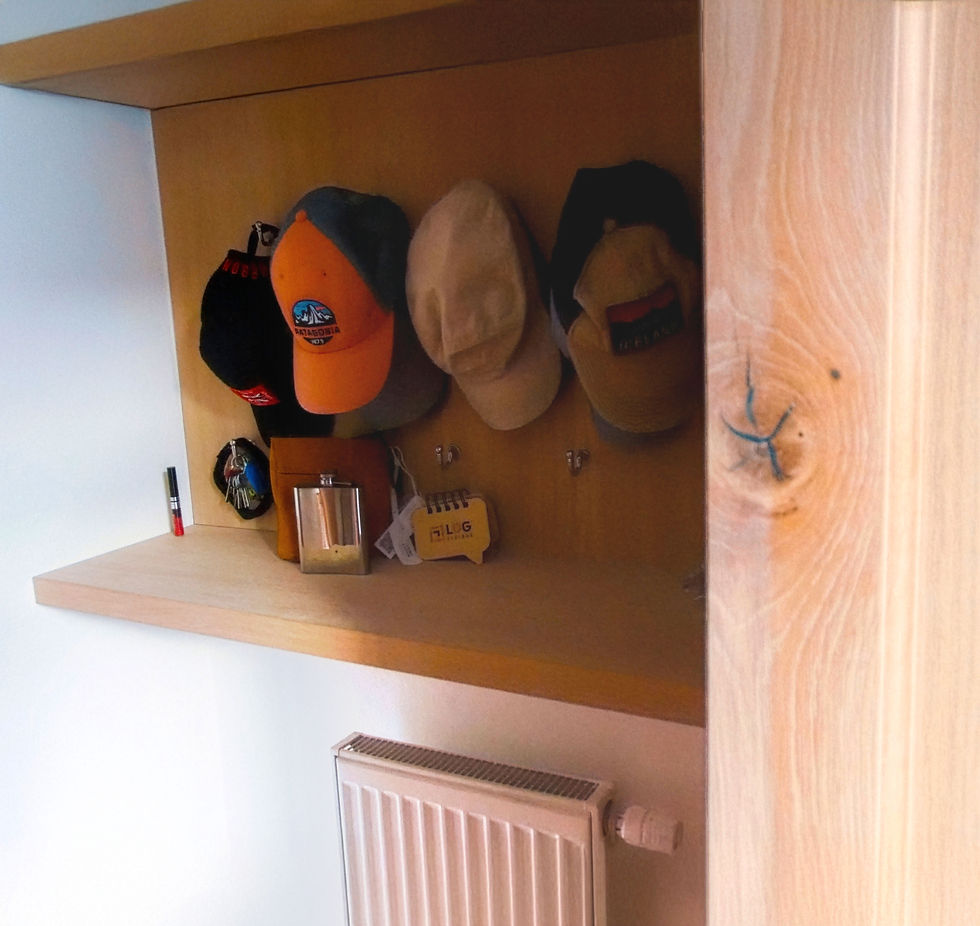 Miniatúra: Miesto pre každú drobnosť. Praktická otvorená polica a háčiky ukryté v dizajne, kde si pri odchode stačí len zobrať kľúče.