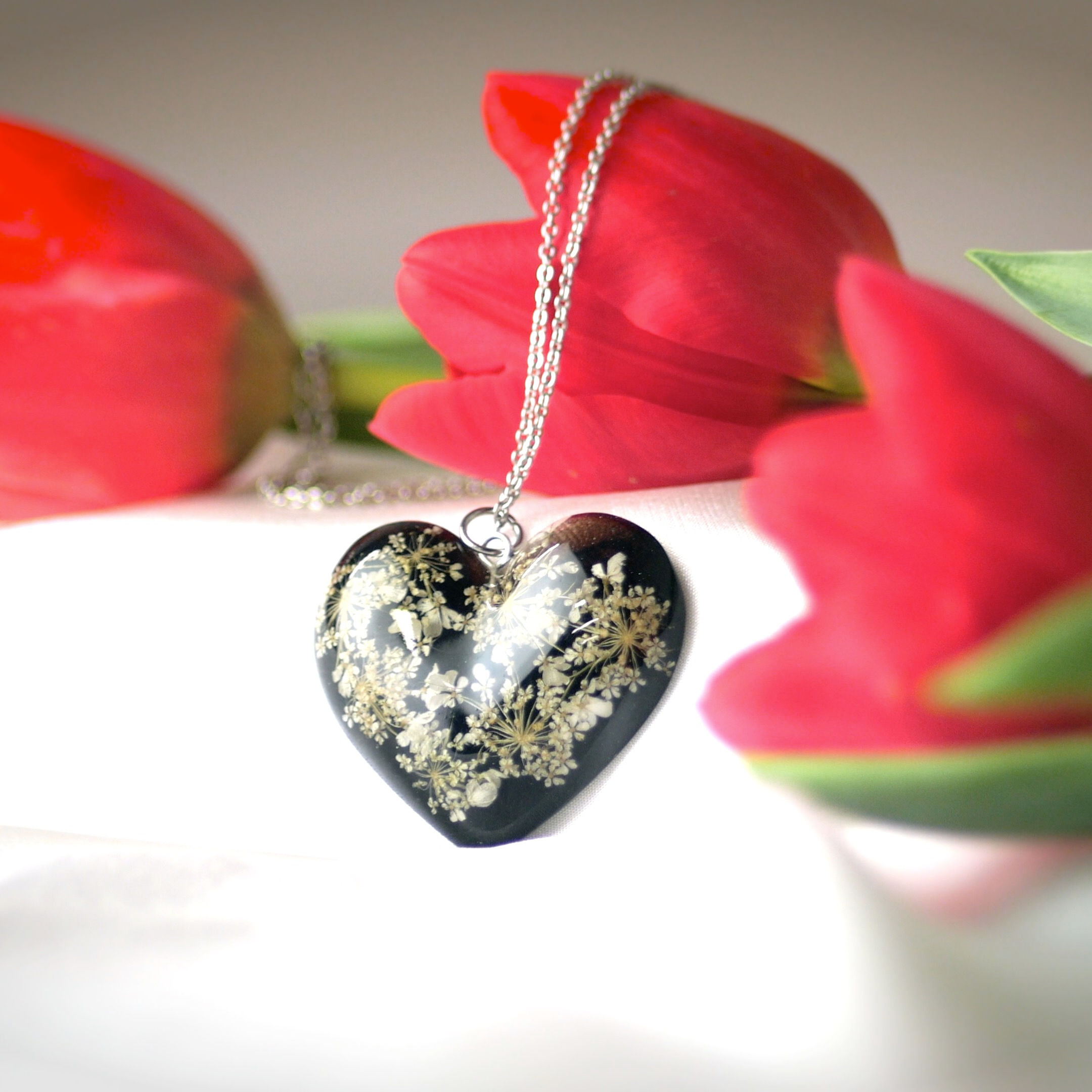 Náhrdelník srdiečko so živými lúčnymi kvetmi a hnedým achátom