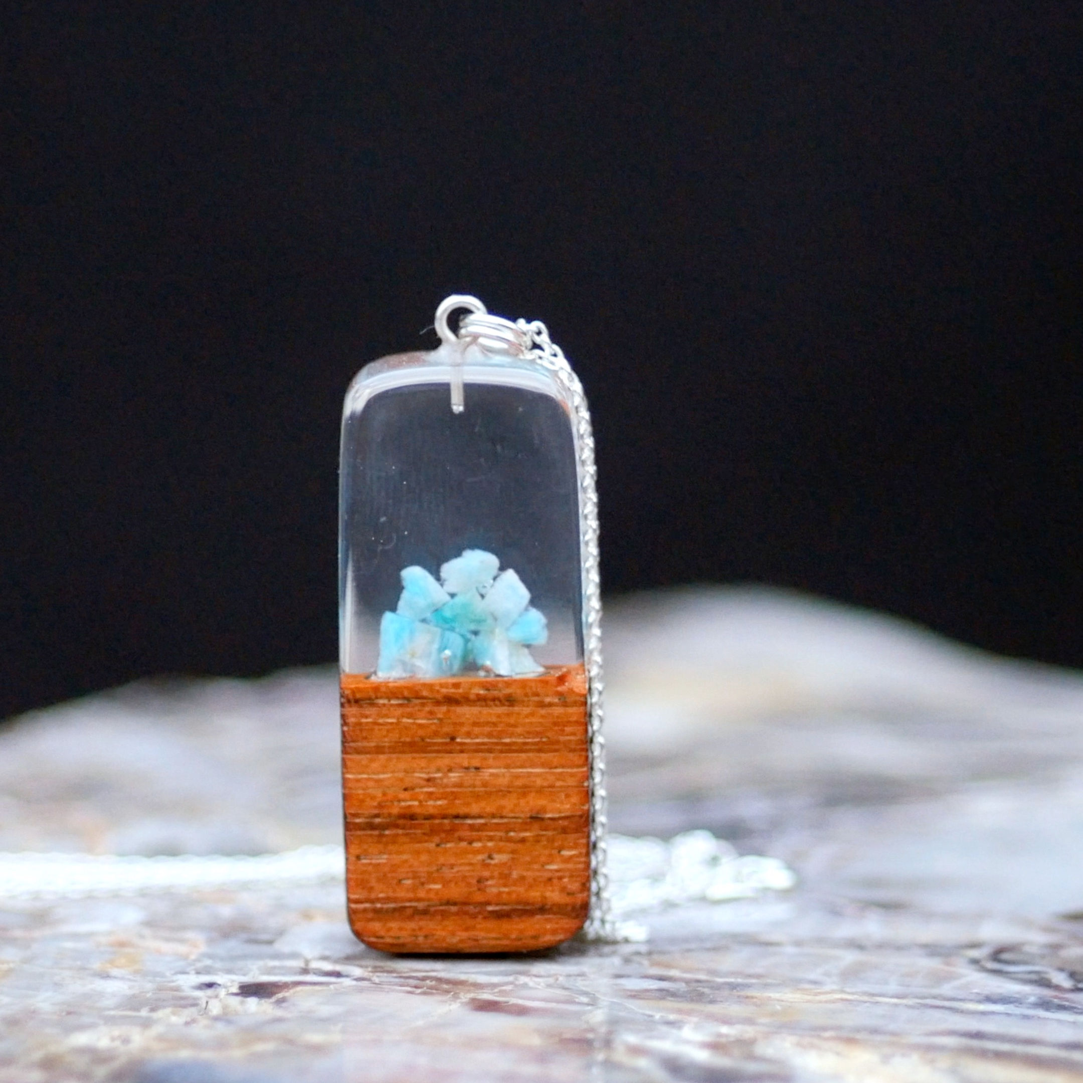 Náhrdelník z cudzokrajného dreva muninga s minerálmi tyrkysu