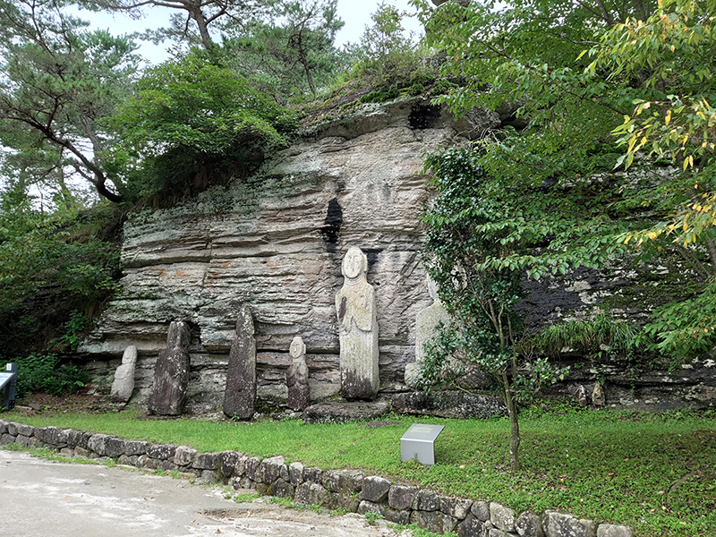 Some stone Buddha statues of Unjusa