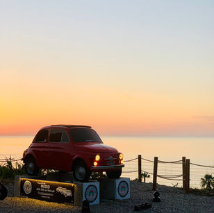 Ad Acquedolci c’è una piazza dove la Fiat 500 guarda le Isole Eolie