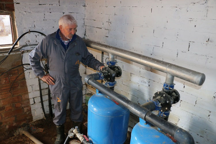 Josep M Porte cuidando de los filtros que proporcionana agua filrada a las terneras
