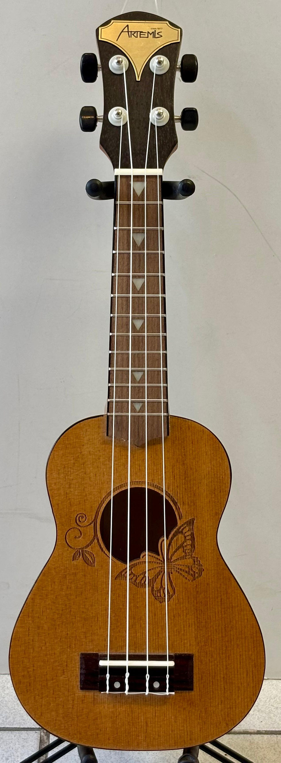 Küçük resim: Maun Çiçek Desenli Soprano Ukulele