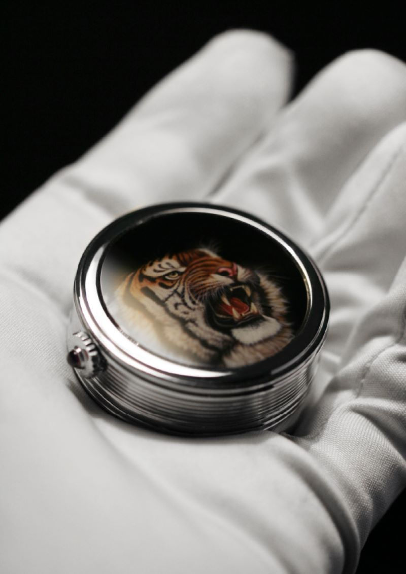 Miniaturbild: Angular Momentum Five Tiger Pill Box Timepiece
