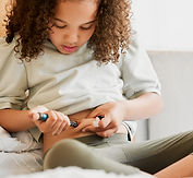 Girl with Type 1 diabetes gives herself insulin