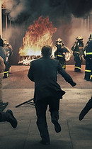 homme faisant une évacuation incendie