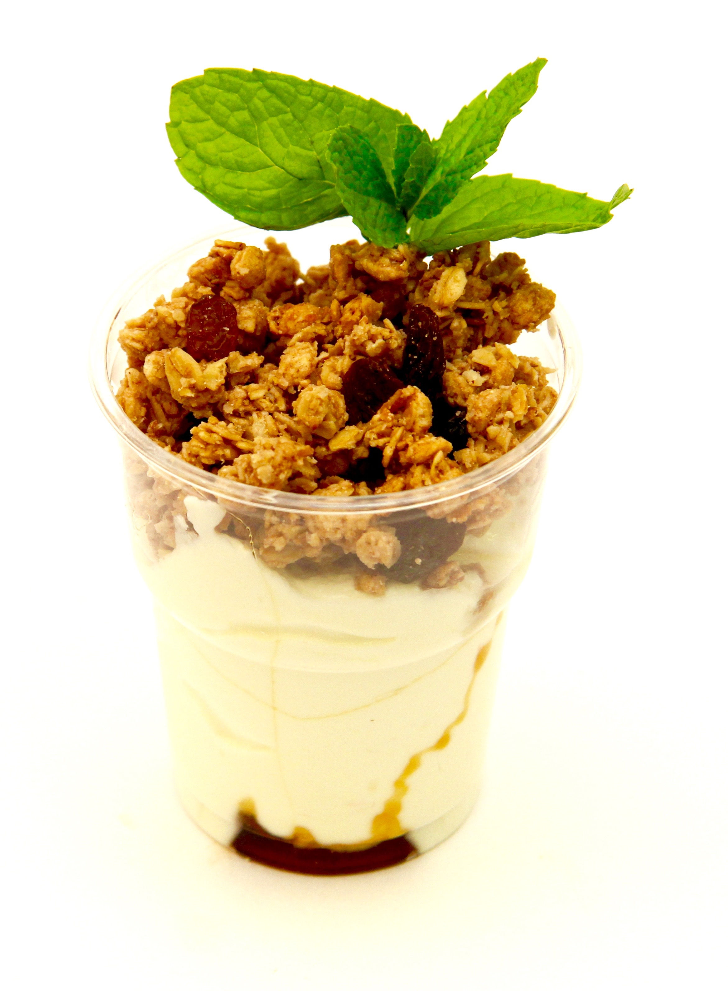 Jogurt s müsli a javorovým sirupem