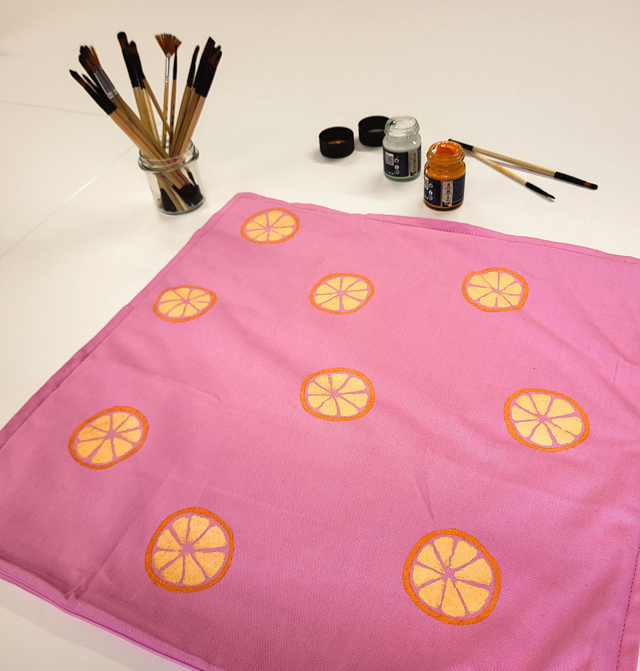 Hier sind 4 SEO-optimierte ALT-Texte für deinen Workshop „Textil Painting“: Textil Painting Workshop in Münster: Teilnehmerinnen bemalen Kissenbezüge, Stoffbeutel und T-Shirts mit Farben, Mustern und individuellen Designs. Kreativer DIY Kurs, ideal für JGA, Girls Night oder entspannte Qualitytime im Münsterland.