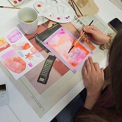 Girls Night Aquarell Workshop in Münster: Freundinnen gestalten gemeinsam abstrakte Kunstwerke mit fließenden Farben und modernen Designs. Perfekt für Junggesellinnenabschied, Geburtstage und kreative Abende im Münsterland.