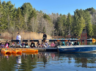 jeunes sur un quai avec kayak