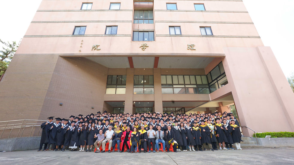 理學院全體畢業生暨師長們在科二館前合照。