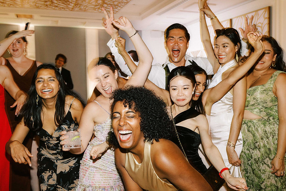 nvités en mouvement pendant une soirée de mariage sur la Côte d’Azur