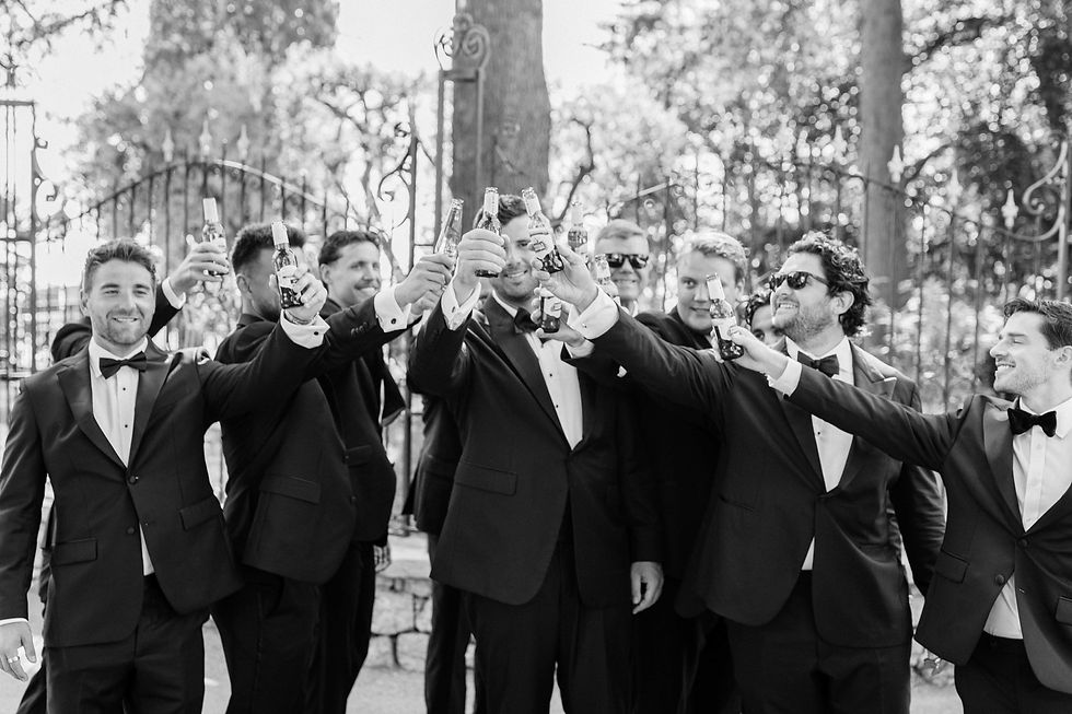 Moment spontané entre proches lors d’un mariage sur la Côte d’Azur