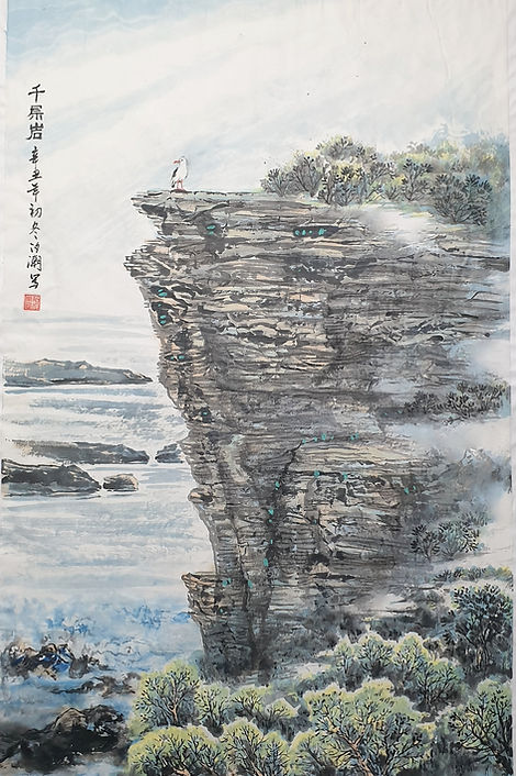 2021年新中文联冰川写生之旅现场写生作品:《千层岩》位于新西兰南岛西海岸,这些奇妙的岩层是3000万年以前, 远古海洋生物遗体残骸沈积在海底,残骸中的石灰质部份经年累月地堆积而形