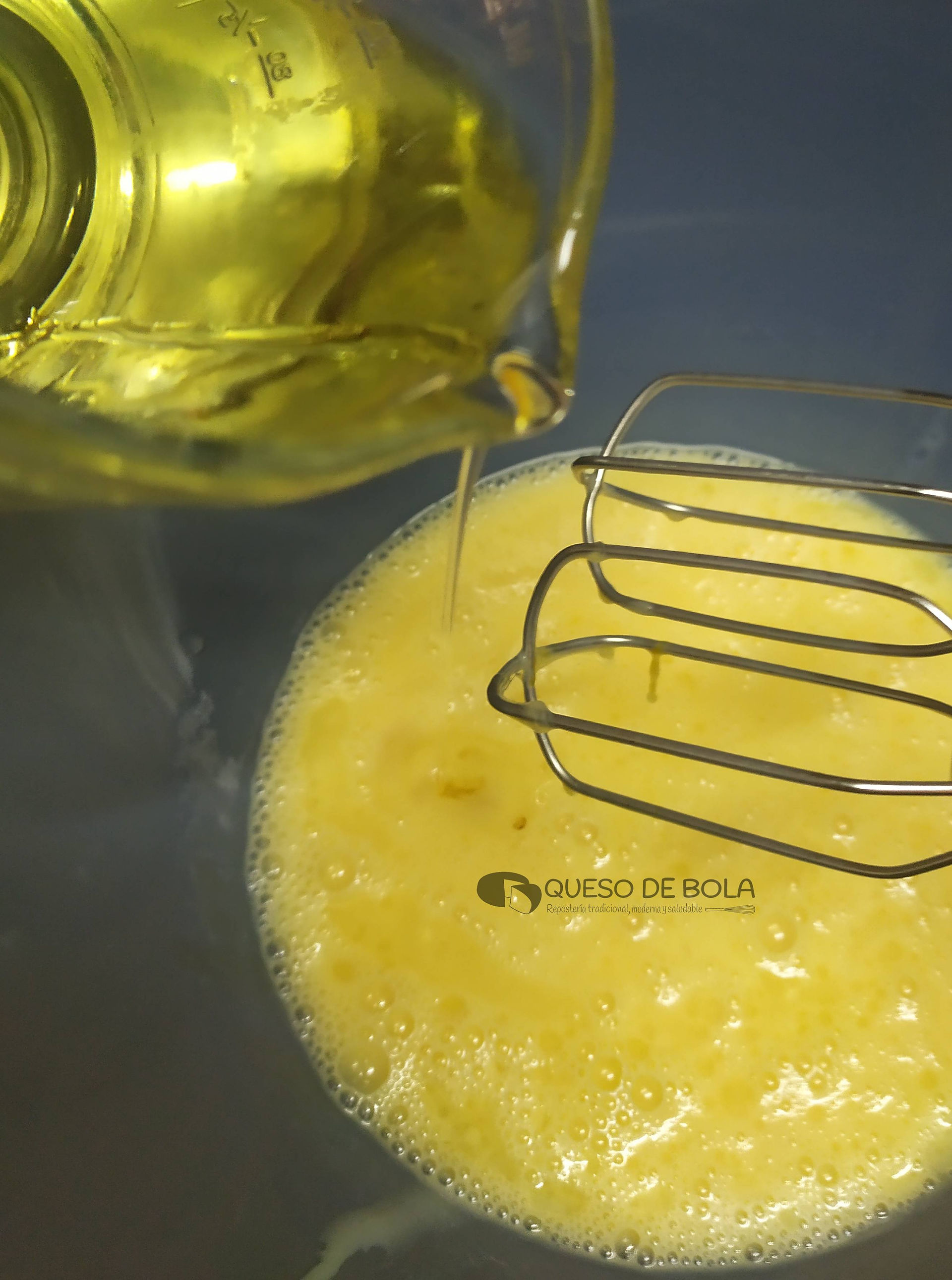 Añadir aceite en hilo batiendo