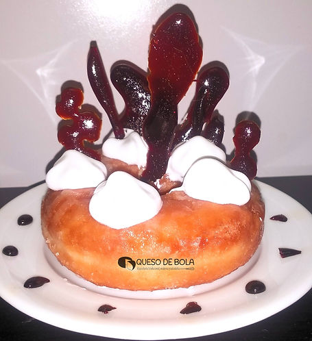 Dona decorada con merengue suizo y decoraciones de miel