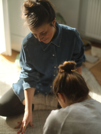 Life Coach in Berlin, Theresa Keller, bei einer Life Coaching Sitzung mit einer Klientin.