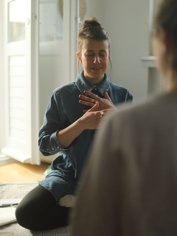 Theresa Keller, Life Coach in Berlin, bei einer Life Coaching Sitzung mit einer Klientin.