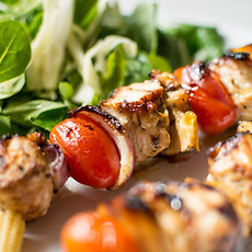 Assiette de brochettes grillées