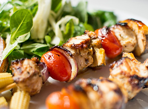 Assiette de brochettes grillées