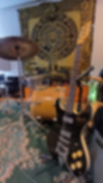 Instrumentos batería y guitarra