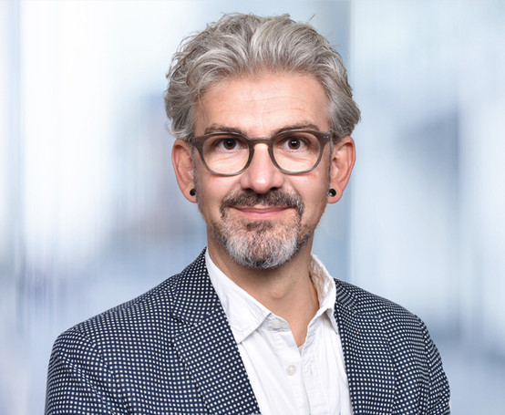 Porträt eines Mannes mit Brille