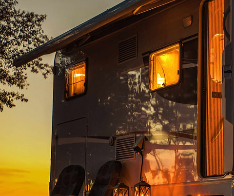 Bobil med tent lys i skumringen.