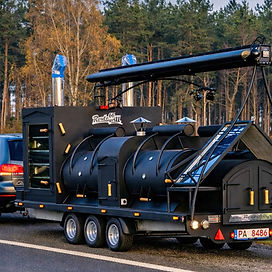 Stor svart grillrøyker på tilhenger.