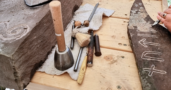 Forskjellige meisler til runeskrift.