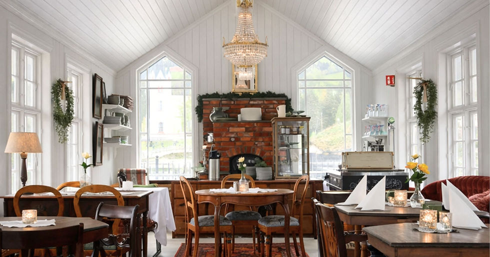 Langbord, lysekrone og store vinduer i lysthuset