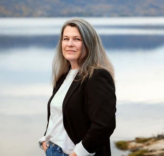 Inger Johanne Øen ved vann, forfatter.