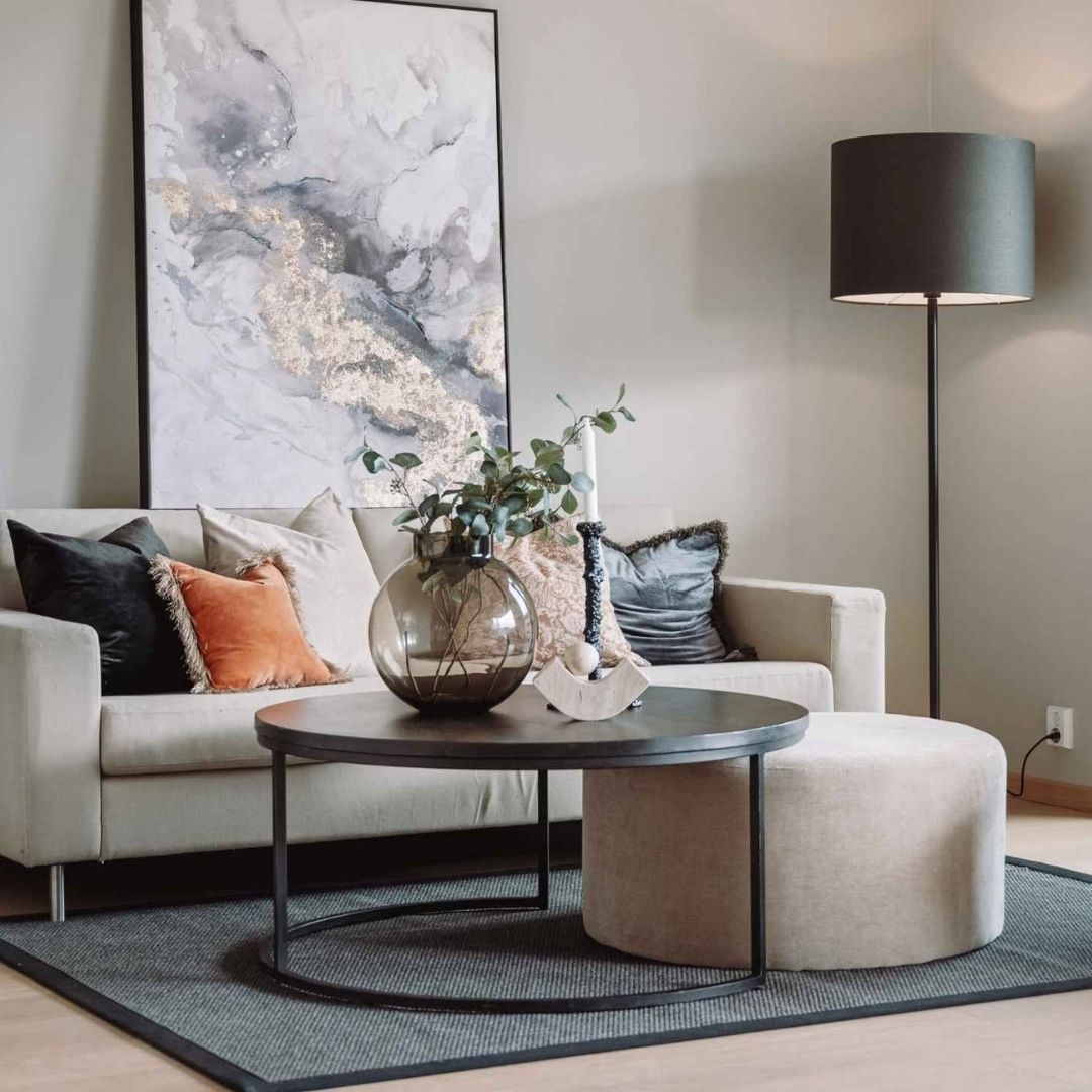 Stue med sofa og rundt salongbord i leilighetstype 3