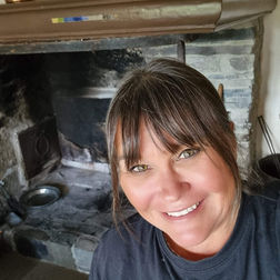 AK Magraff smiling in the kitchen of Ringerikes museum ready to guide tourists.